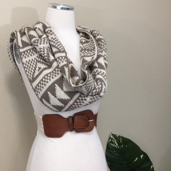 Neutral colored woven Infiniti scarf - Picture 2 of 5